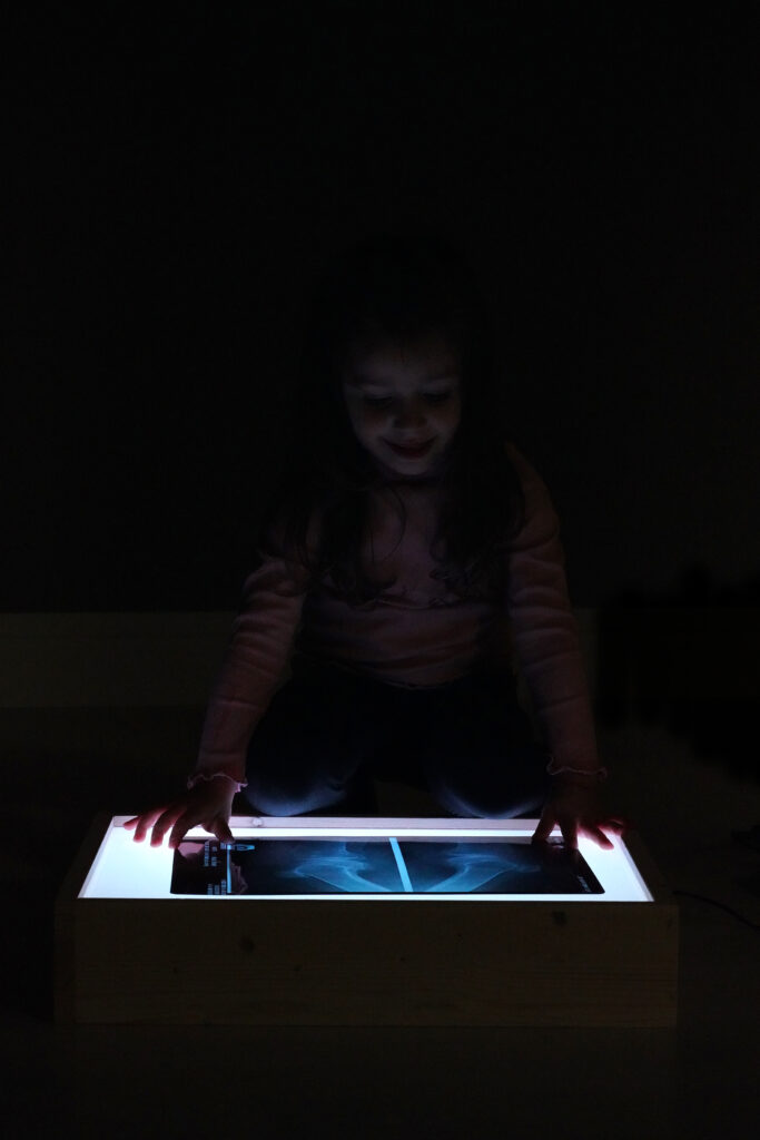 Tavolo luminoso per disegnare con la sabbia. Montessori, gioco sensoriale,  giocattolo in legno, scatola luminosa a LED, luce che cambia colore -   Italia